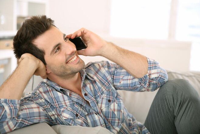 Ein aufgeregter Mann wird lange mit einer Frau telefonieren